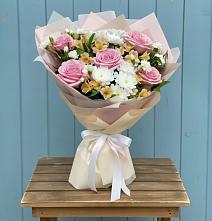 Букет цветов из:  Гвоздики, Орхидеи и Розы в Старом Осколе