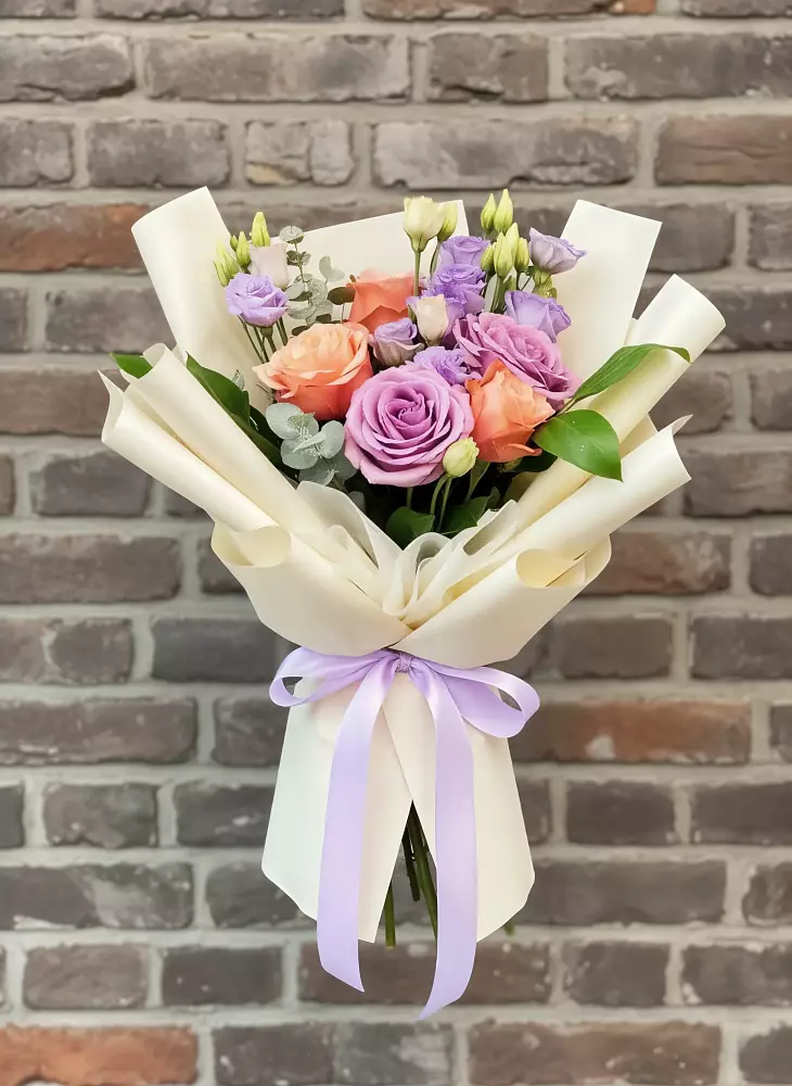 Букет цветов из: Лизиантусы и Розы в Старом Осколе