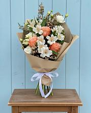 Букет цветов из:  Альстромерии, Лизиантусы, Розы и Хризантемы в Старом Осколе