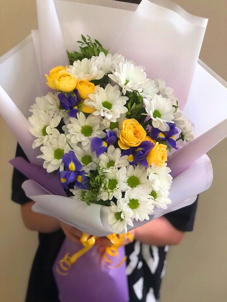 Букет цветов из: Ирисы, Хризантемы и Розы в Старом Осколе