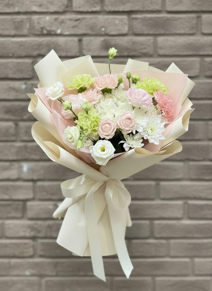 Букет цветов из: Гвоздики, Розы, Лизиантусы и Хризантемы в Старом Осколе
