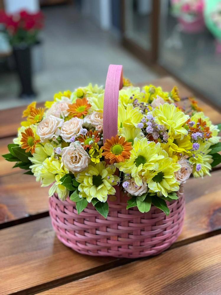 Цветочная композиция из Хризантемы и Розы в корзине в Старом Осколе