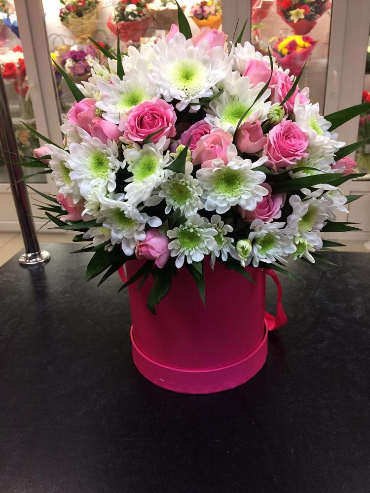 Цветочная композиция из Розы и Хризантемы в шляпной коробке в Старом Осколе