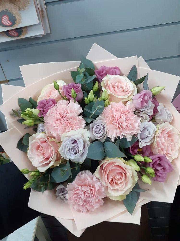 Букет цветов из: Розы, Гвоздики и Лизиантусы в Старом Осколе